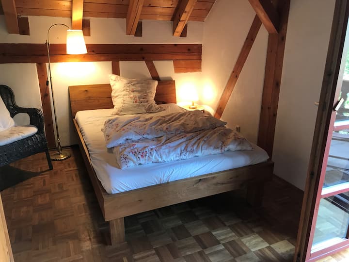 המיטה הנעימה (140x200) בחדר שלכם מזמינה אתכם להירגע. 