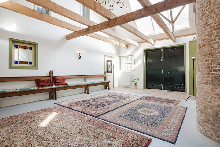 In dit deel van de studio vinden yogasessies plaats.