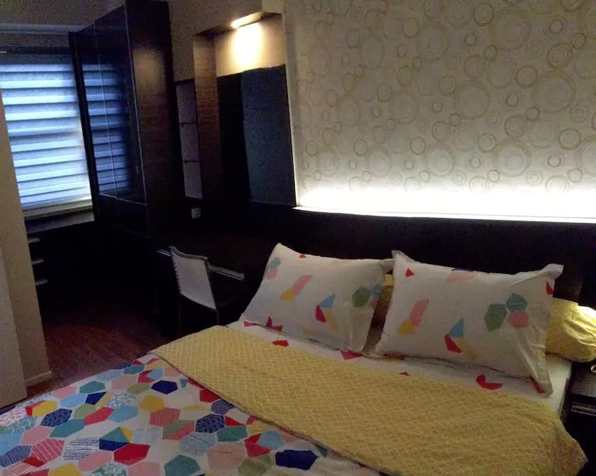 Queen Bed (Room 1)