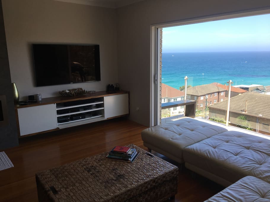 Lounge room with views. Nicely equiped with TV/Netflix/Cable/AppleTV/XBox/Sonos