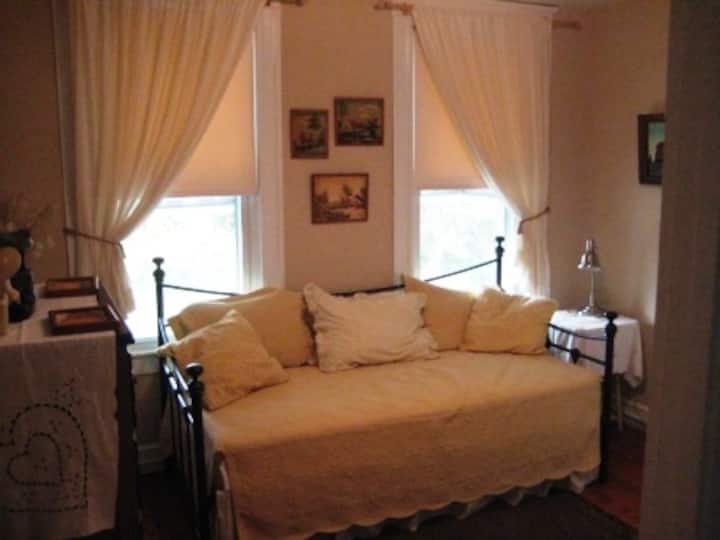 Krevat dite (binjak) në dhomën e pasme të gjumit 