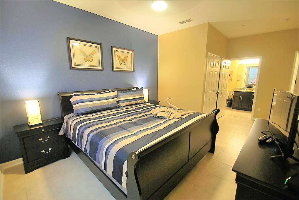 1st bedroom king size