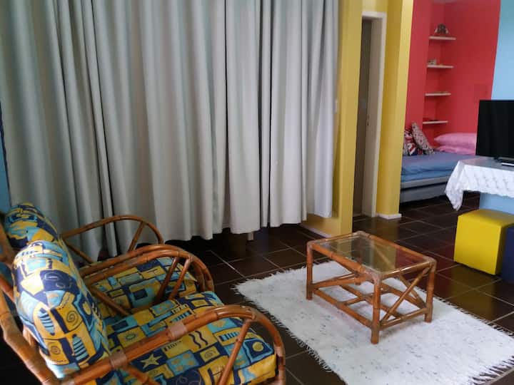 إطلالة على غرفة المعيشة مع ستارة التعتيم - التي تقسم غرفة النوم - مغلقة.