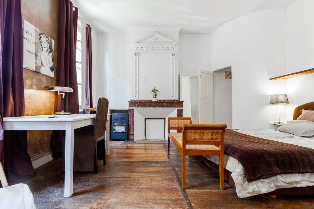 Chambre de 25 m2 donnant sur la Place de l'Eglise avec un lit double. Il est possible d'y adjoindre un lit d'appoint.