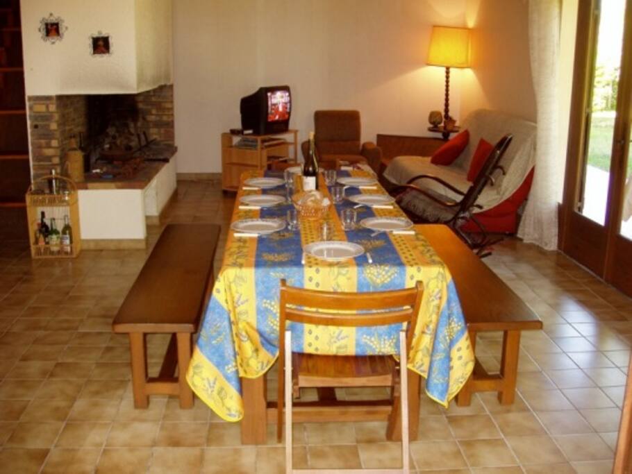 Séjour table de ferme et cheminée