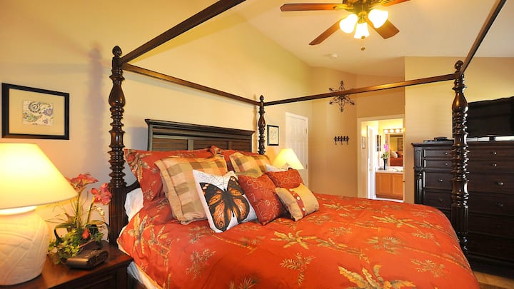 დიდი ზომის საწოლს ოთხი სვეტი აქვს, რომ ღამით თავი მეფლად იგრძნოთ.