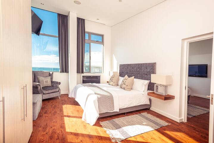 Gorgeous 2-Bedroom Sea Facing Suite gallery image 3