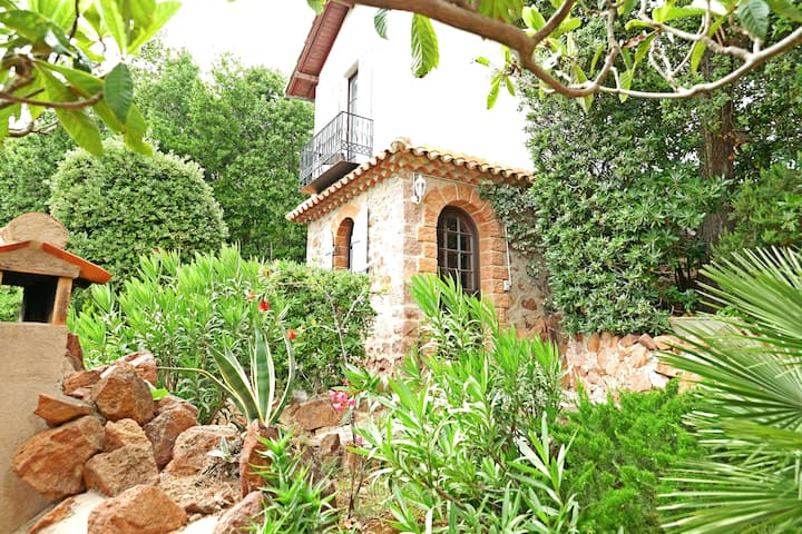 The annexe has a bedroom with on-suite bathroom (without wc) on each floor. Each bedroom has its own entrance.