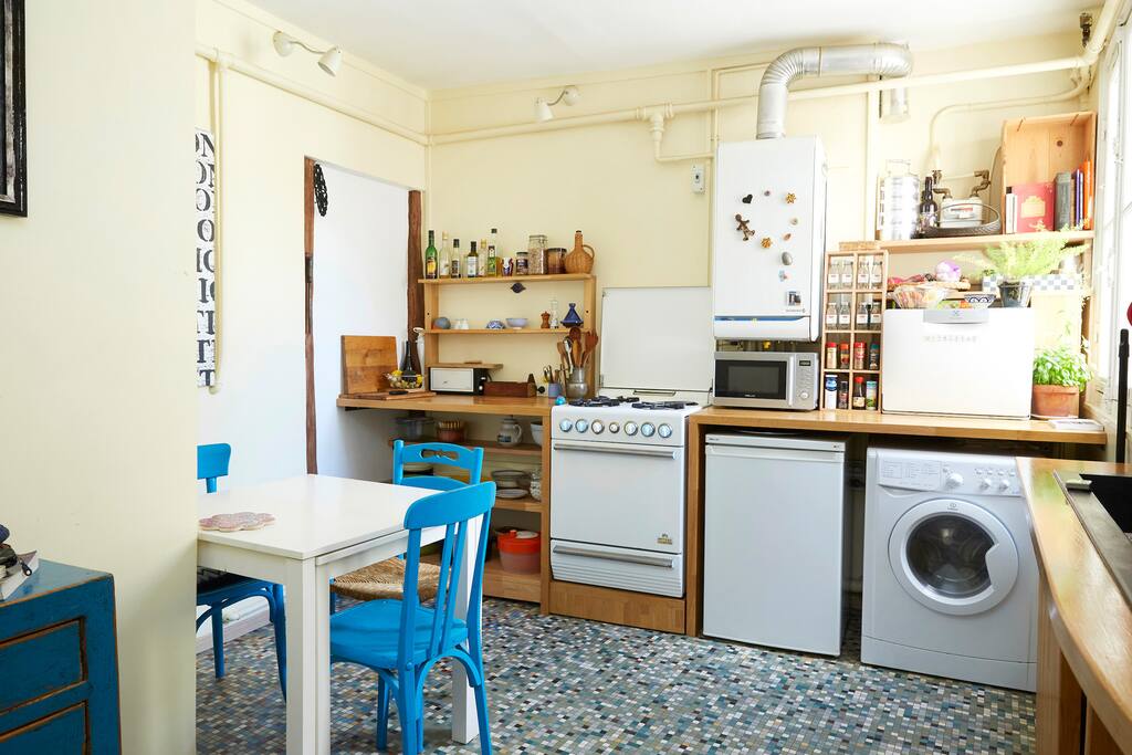 Large kitchen. All equipped. Grande cuisine dinatoire. Tout équipée : lave-linge séchant, micro-onde, lave-vaisselle...
