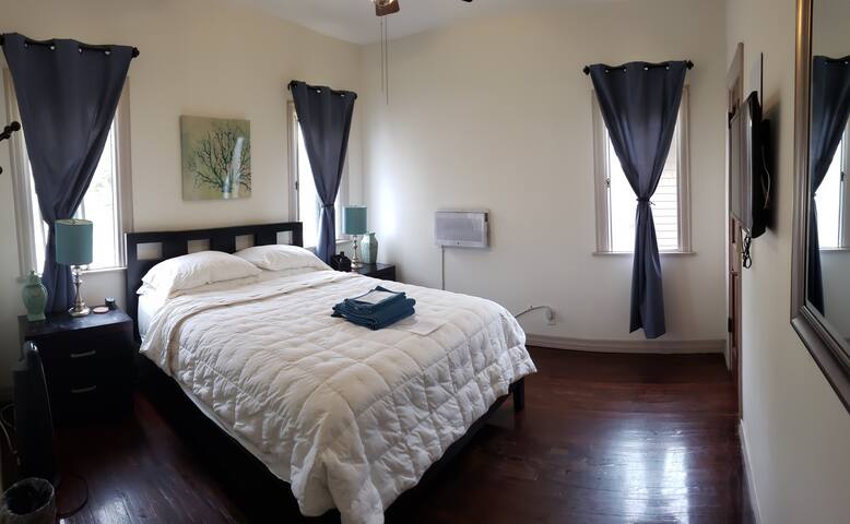 Klaus Room @ The Belafonte