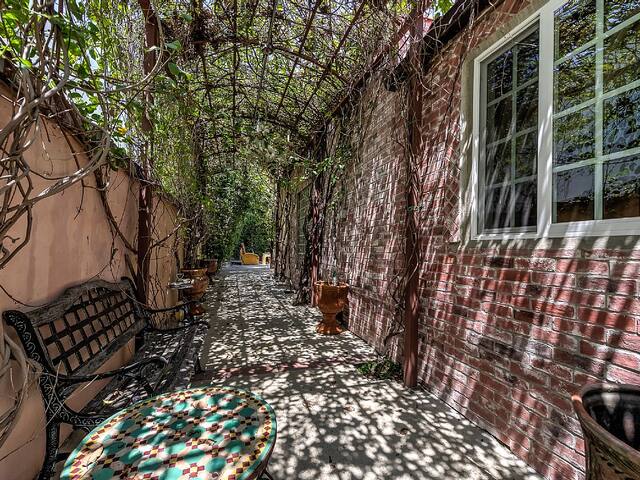 LUXURIOUS 3BED HOME IN THE CENTER OF BEVERLY HILLS gallery image 3