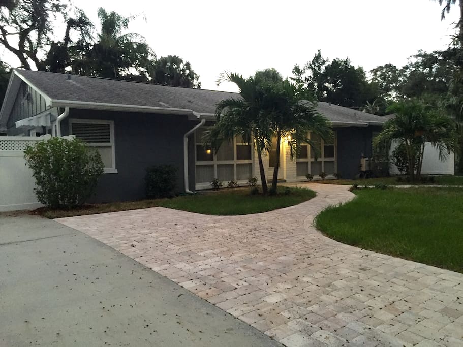Welcome to Bay Crest Villa - The "Montye"- Located in the Art District of Gulfport. Only 4 blocks to the village. Villa has its own gated secure side entrance. New soundproof interior walls, floors, kitchens, laundry, and screened porch. There is also an outside patio area.
Quality throughout.