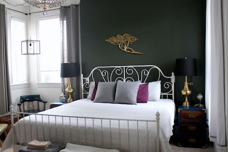 The Green Room with private bath - Benton Park