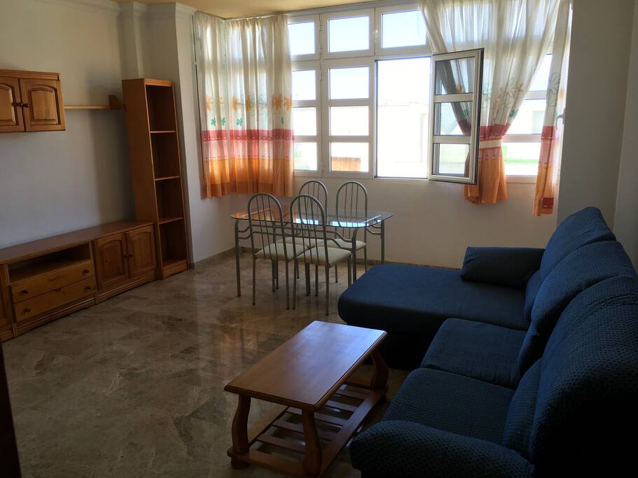 Salón comedor , muy luminoso y ventilado , zona wifi por toda la casa .