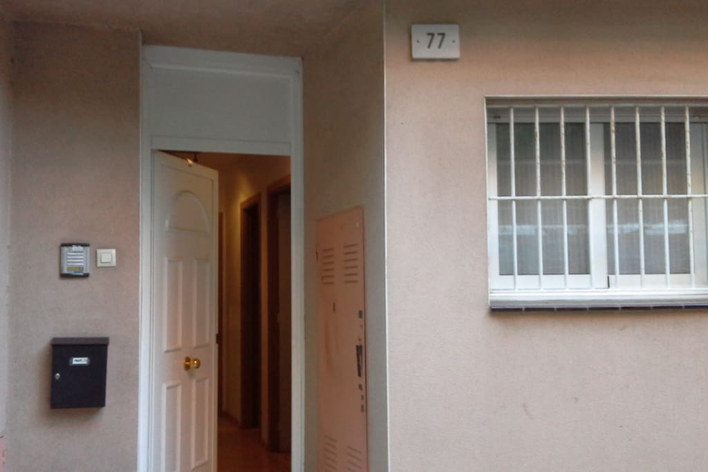 La habitación con sala de estar, terraza y baño propios, está ubicada en una vivienda unifamiliar.
