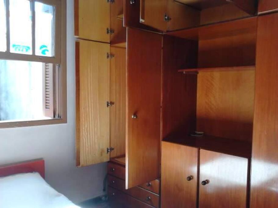 Guarda-roupa espaçoso