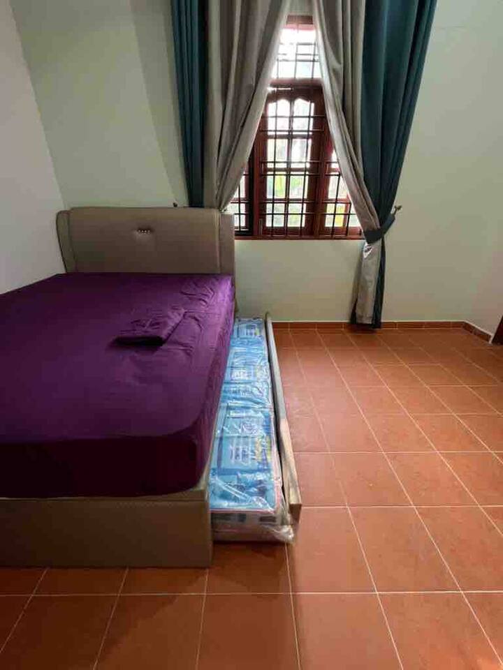 מיטת קווין סייז צמודה עם מיטת יחיד. 