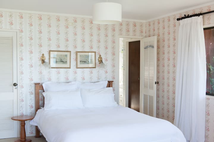 Dormitorio principal, cama de matrimonio.