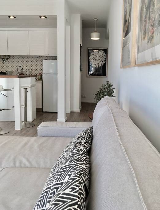 View of the kitchen to the left, entrance to the right and corridor that leads to the bedrooms and the bathroom.