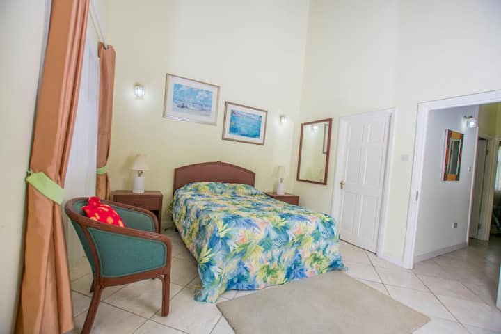 Chambre principale sous l'angle d'entrée du balcon