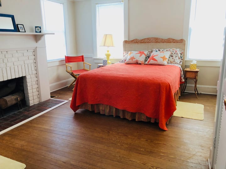 غرفة نوم في الطابق العلوي بسرير واحد