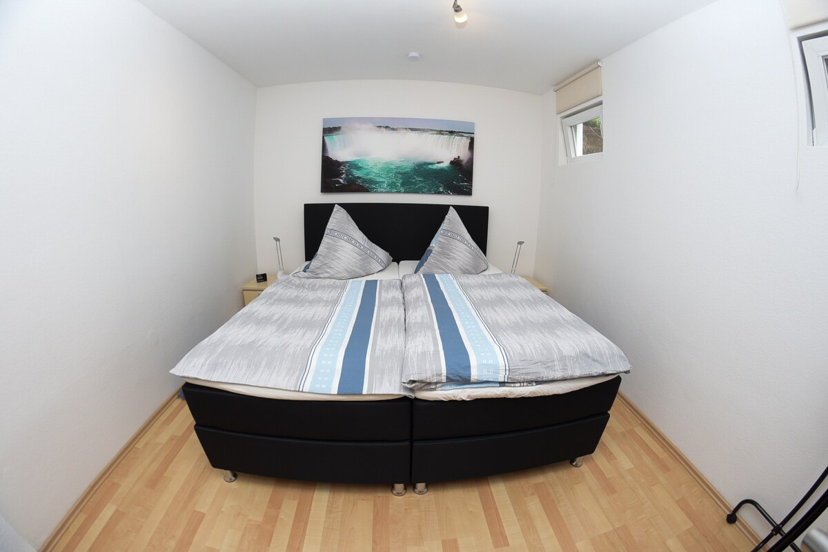 غرفة نوم. بسرير مزدوج.