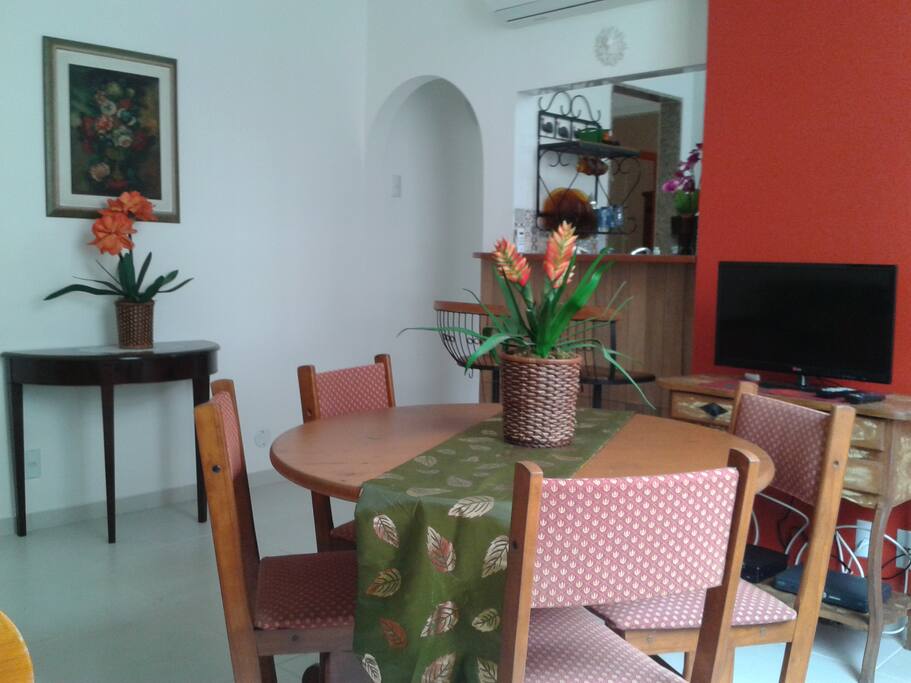 SALA MESA DE JANTAR COM QUATRO CADEIRAS, TV A CABO E WI-FI