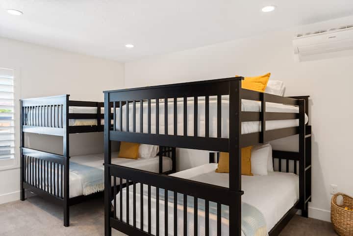 رومانسي بطابقين مع مجموعتين من الأسرّة الكاملة بطابقين.