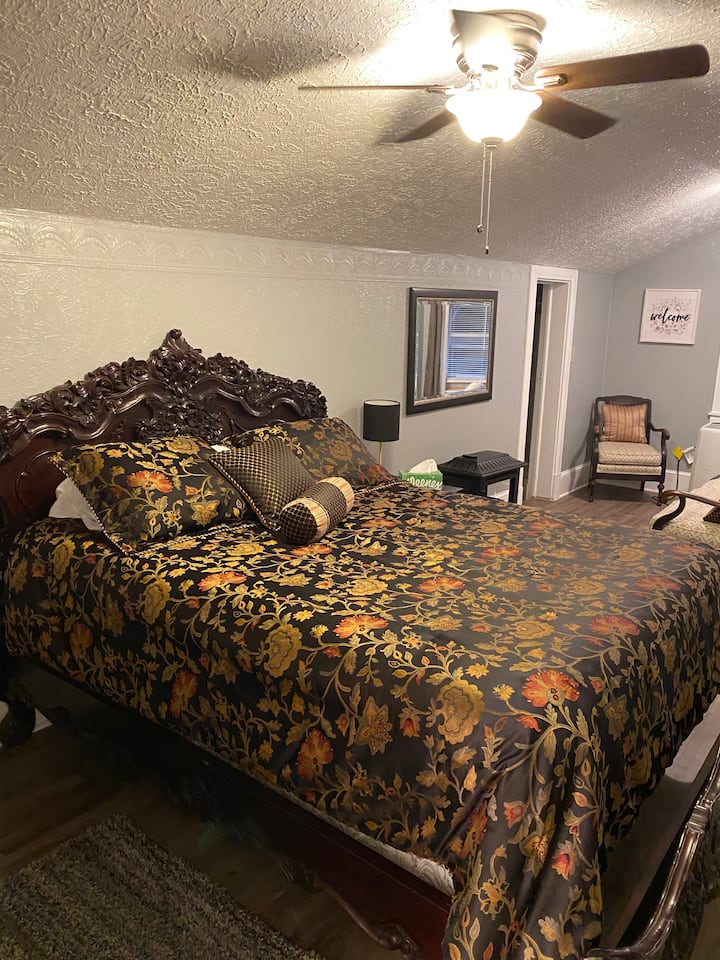 Spálňa s manželskou posteľou a vlastnou kúpeľňou. Izba č.11