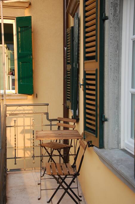 Lungo balcone che si affaccia sul cortile