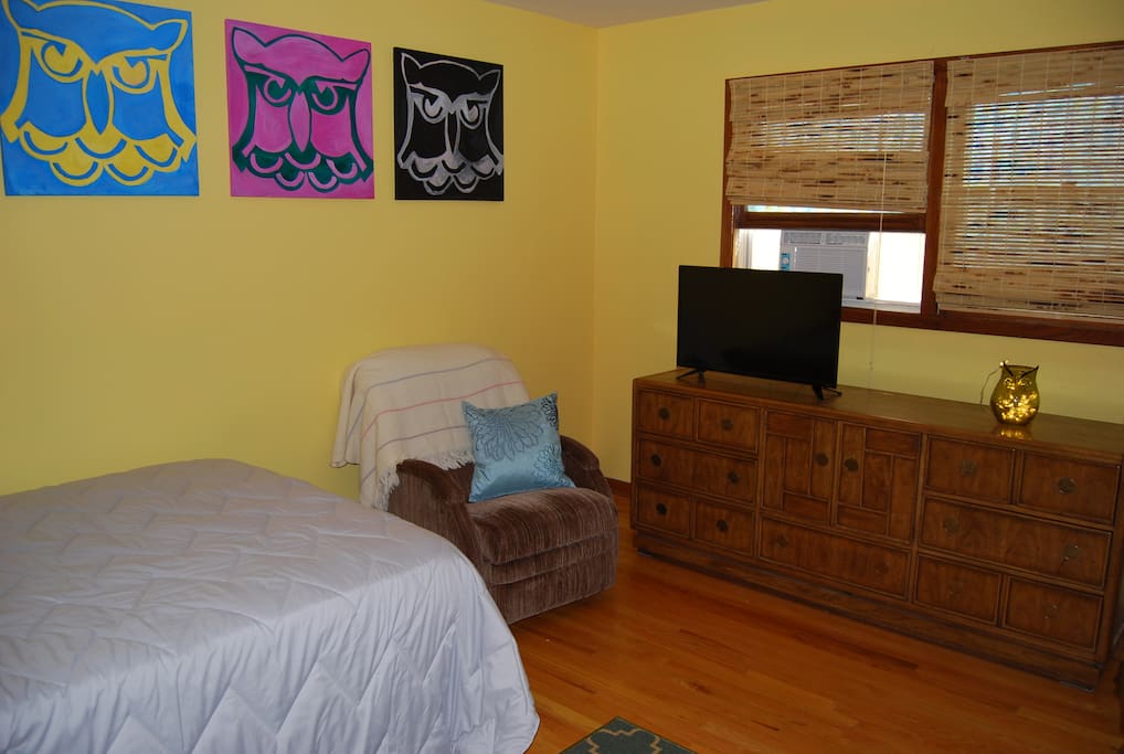 Yellow Owl Room chair/tv