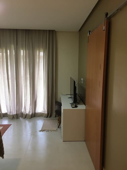 Porta separando a sala da cozinha.