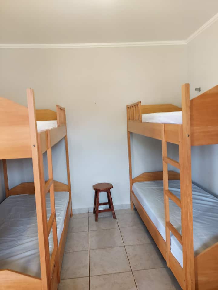 เตียงสองชั้นที่สะดวกสบายและฟูกนอนที่ดี