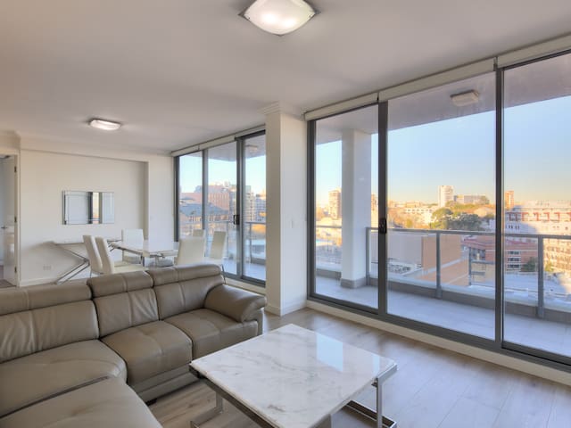 Luxe Three Bedroom Penthouse – In the Heart Of CBD gallery image 2