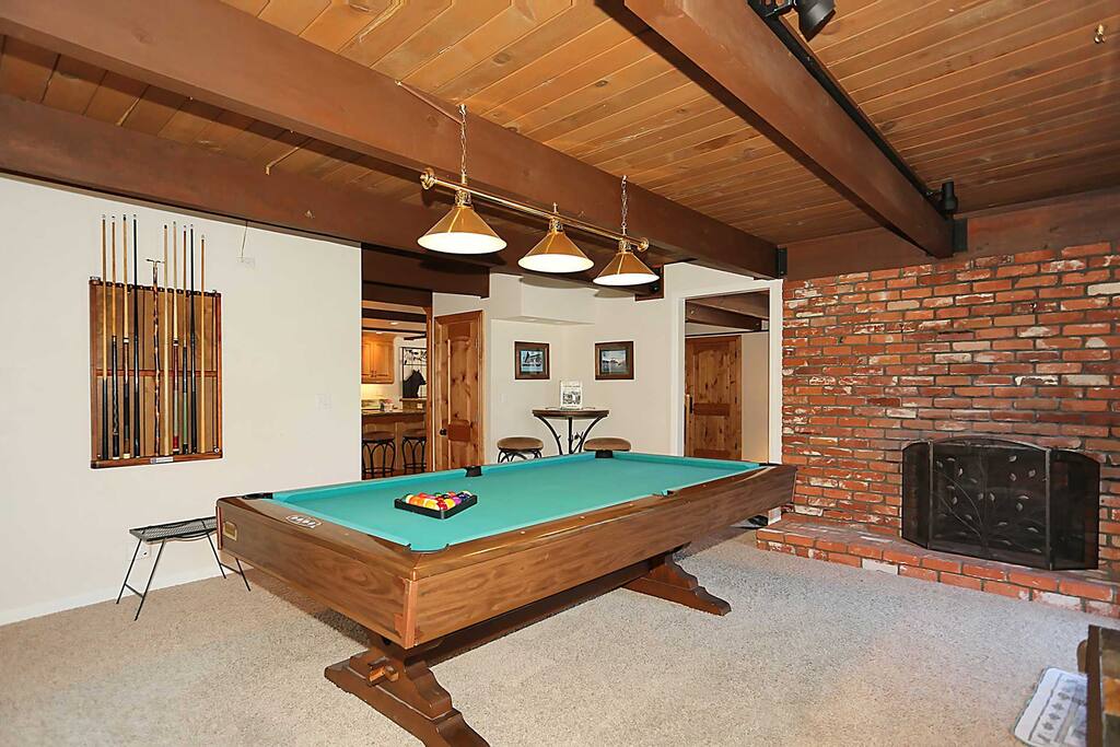 Furniture,Table,Desk,Tabletop
