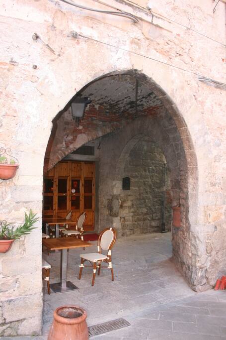 Ingresso "carruggio" con ristorante