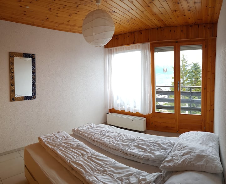 Zimmer 1 mit Zugang zum Balkon Nord, 2 Schlafgelegenheiten (Doppelbett 160x200cm)