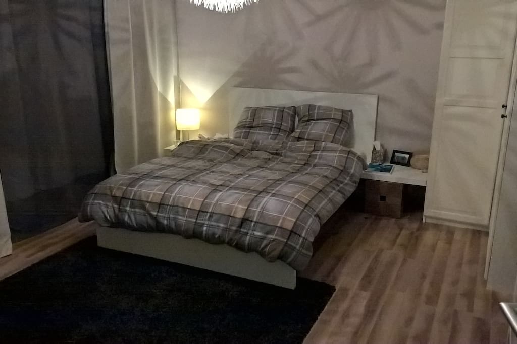 sleeping room for 1 or 2 with balcony at night