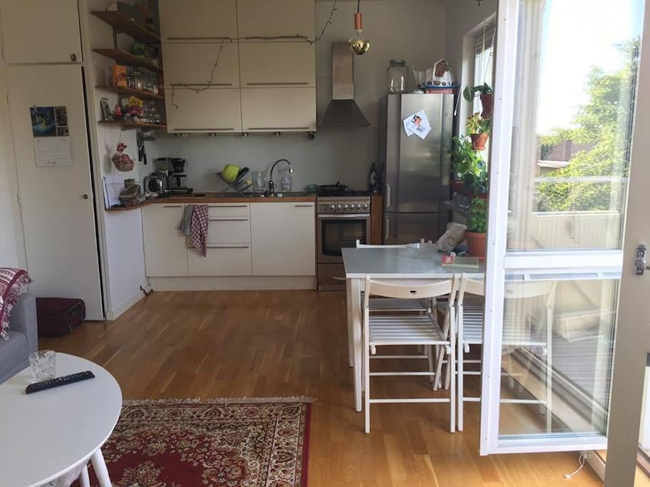 Joined kitchen and livingroom with dubbledoors to the balcony