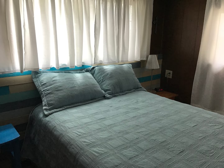 Lit double dans la chambre 1