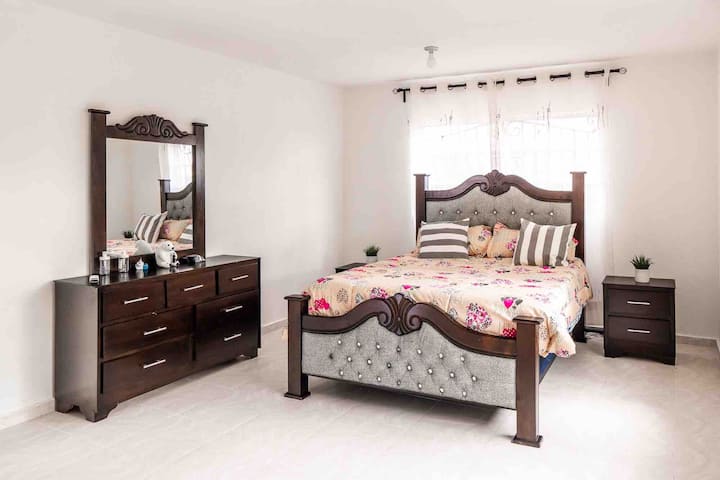 MAIN ROOM WITH A/C TV WITH NETFLIX AND PRIVATE BATHROOM.  