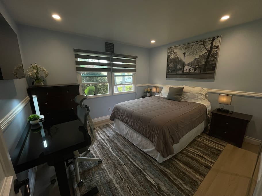 Modern Style Private Room with Adorable Backyard!
