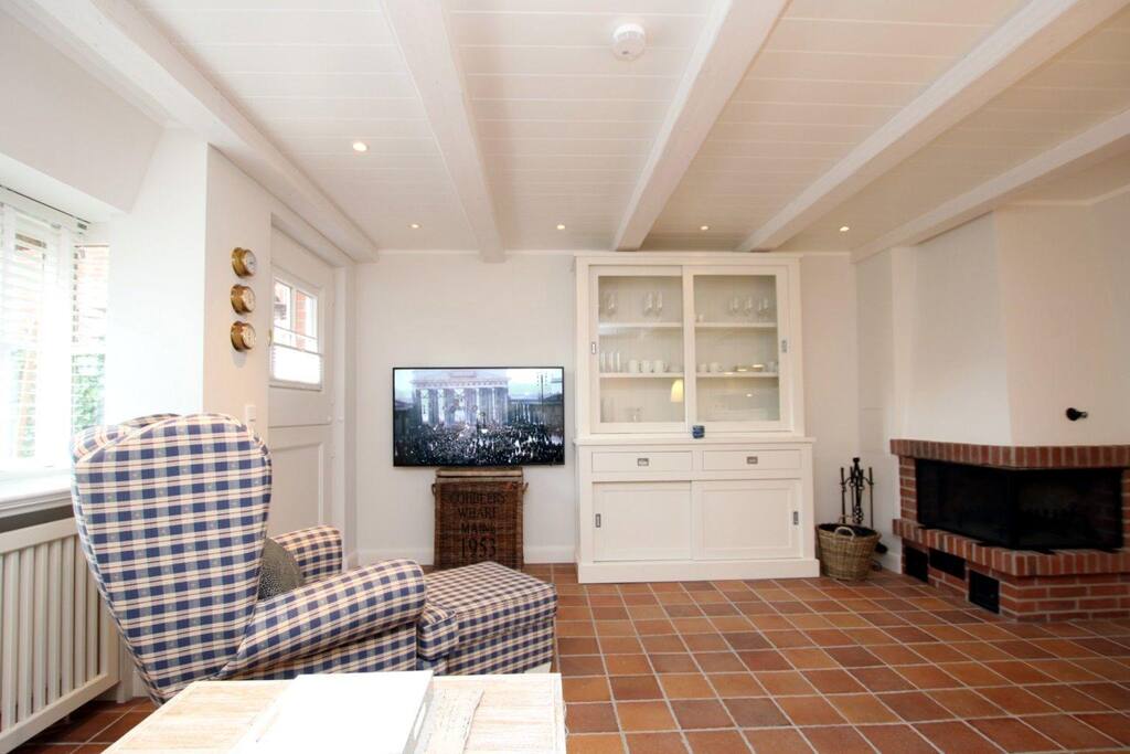 Blick von der Couch Richtung TV und Kamin