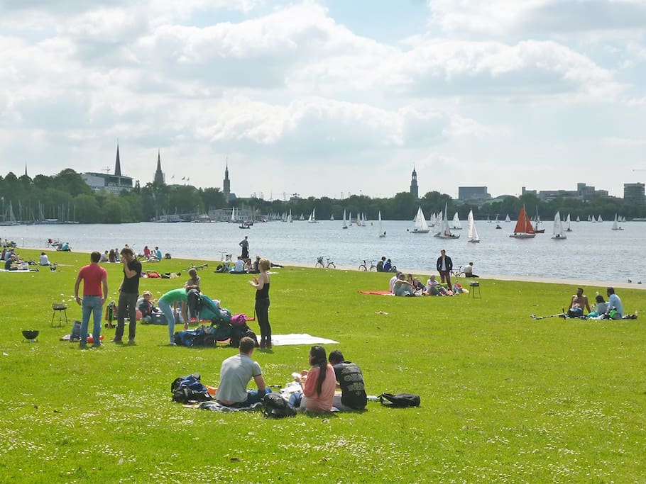 Schwanenwik- beautiful park by the Alster lake 2 min walk from the apartment.