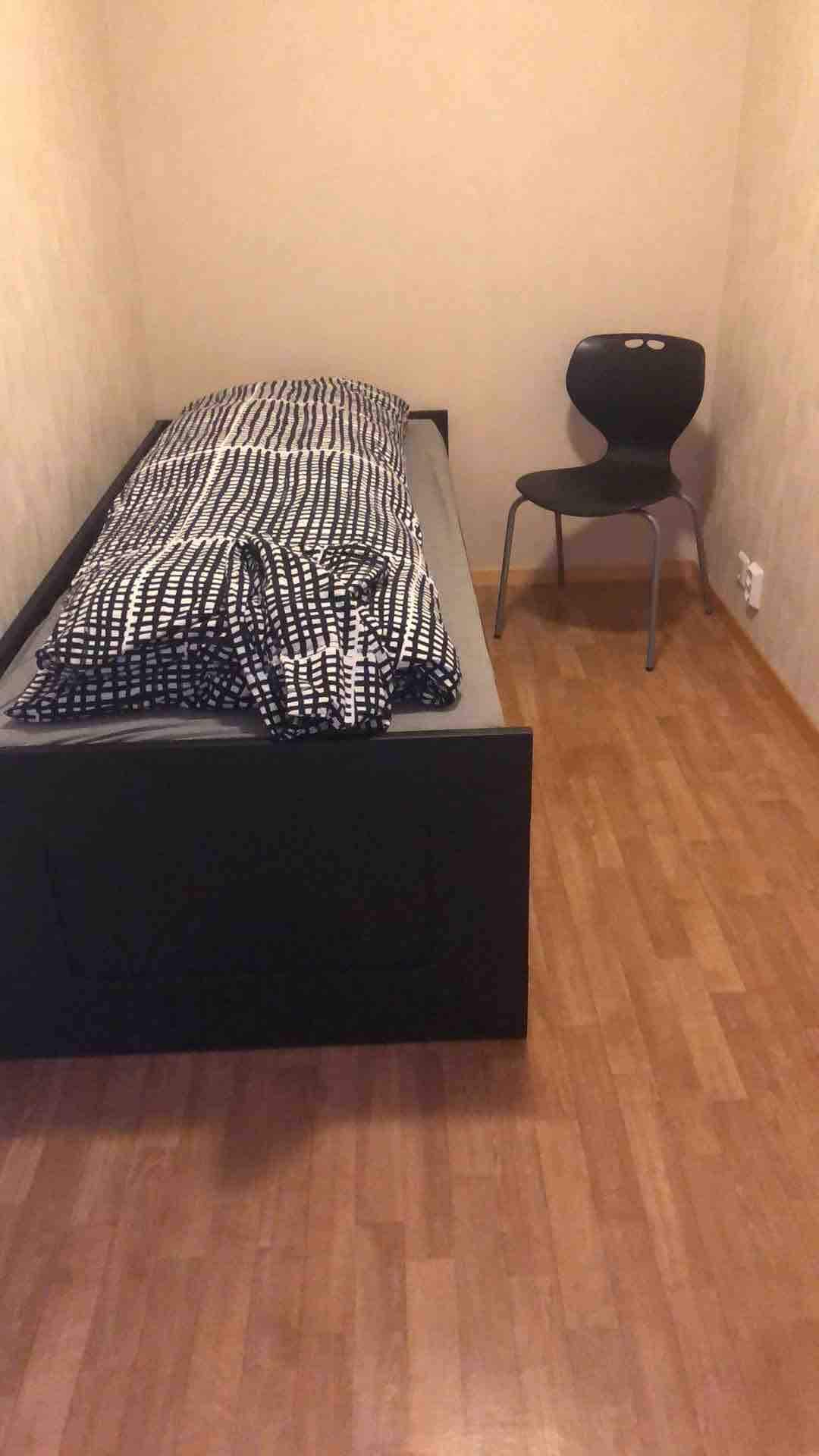 Dhomë gjumi/ zyrë. Përfshin krevat tek me krevat tërheqës që mund të shndërrohet në krevat dopio. Në këtë dhomë nuk ka dritare.  