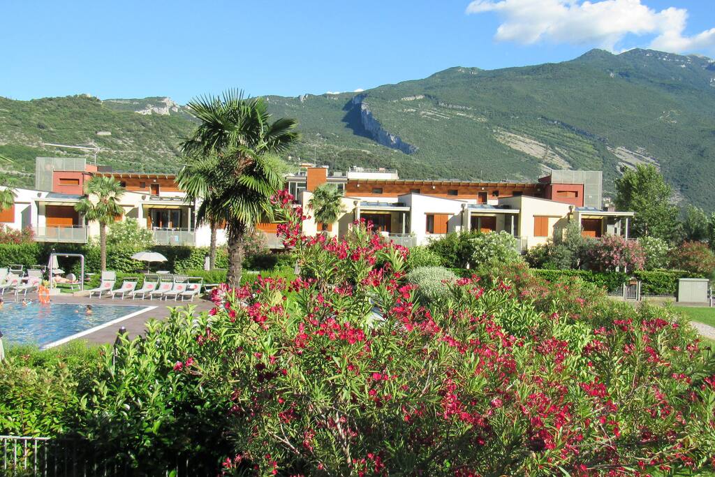 vista piscina e giardino
