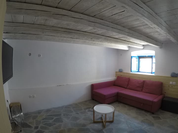 Chumba cha televisheni kilicho na sofa inayoweza kubadilishwa