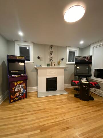 5bdrm Sauna/Hottub/Arcades/Close to DT and Beach gallery image 5