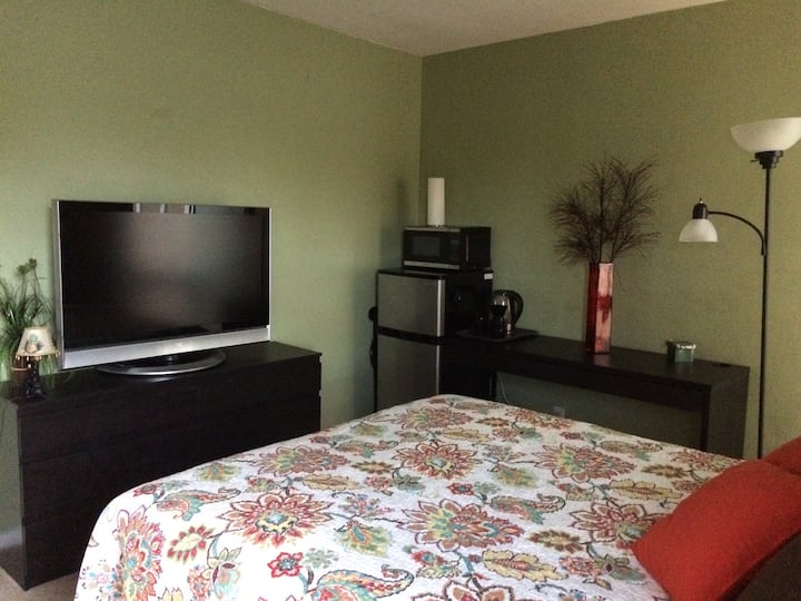 Cute comfy room in the heart of Ft. Lauderdale
