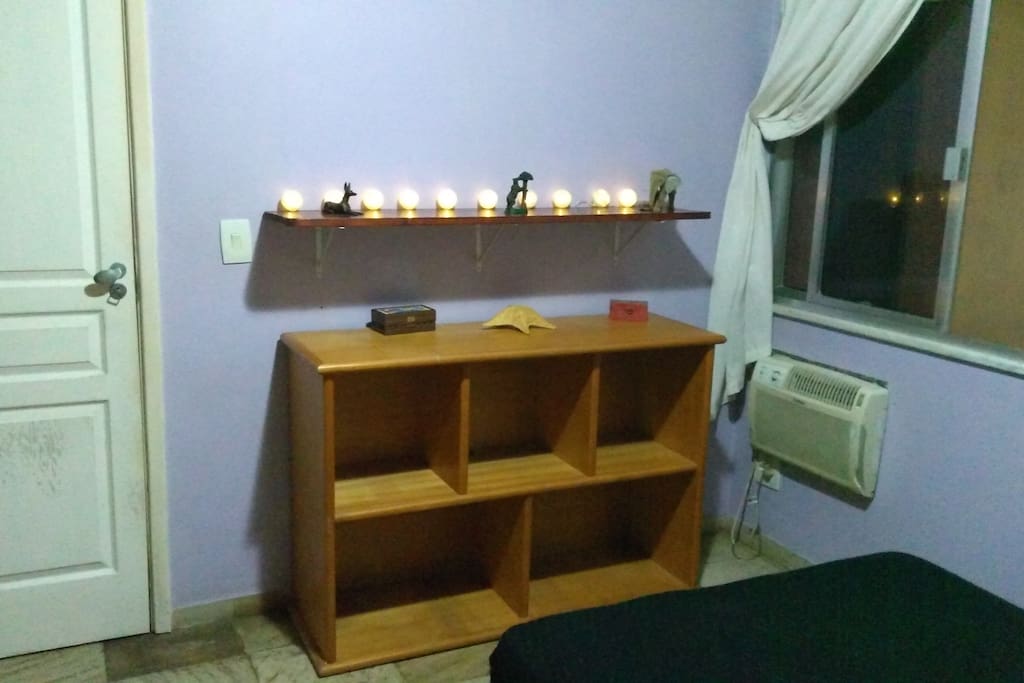 Quarto com ar condicionado e espaço de armazenamento